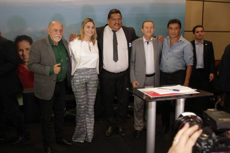 O primeiro dia do Fórum Permanente de Prefeitas e Prefeitos dos Municípios Sustentáveis contou com a participação de 85 prefeitos , 17 vices e 21 secretários municipais dos 141 municípios manifestaram interesse em adotar as diretrizes do programa. Para o governador Simão Jatene, esta grande participação simboliza a união de agentes públicos que colocaram os interesses coletivos acima dos interesses individuais para construir um estado melhor para todos. Com o tema “Gestão Compartilhada”, o evento traz as experiências e os desdobramentos das agendas governamentais que foram planejadas em parceria com as gestões municipais. Através da Secretaria Extraordinária de Municípios Sustentáveis (Semsu) Governo do Pará, por meio da Semsu, investe na capacitação dos municípios para a promoção de uma gestão fiscal eficiente. Para Izabela Jatene, este primeiro dia serviu para sinalizar o quanto os gestores estão preocupados com o equilíbrio da questão fiscal dos municípios e em desenvolver uma governança compartilhada para desenvolver seus municípios.
FOTO: CRISTINO MARTINS / AG. PARÁ
DATA: 07.02.2018
BELÉM - PARÁ <div class='credito_fotos'>Foto: Cristino Martins/Ag. Pará | <a href='/midias/2018/originais/3e3bf089-122d-4f4b-8ad8-4343def24c3d.jpg' download><i class='fa-solid fa-download'></i> Download</a></div>