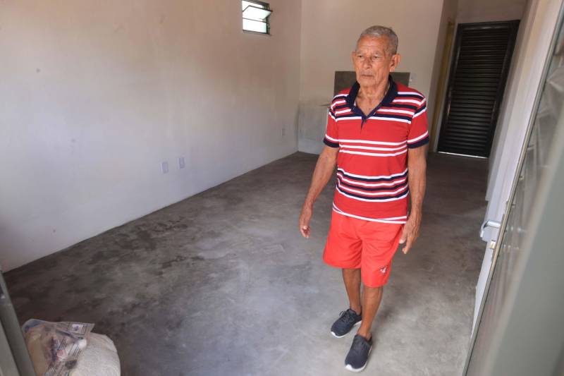 A Cohab entregou hoje(07) mais 30 unidades habitacionais do Projeto Taboquinha, em Icoaraci, que contempla a construção de moradias e infraestrutura urbana, incluindo a recuperação ambiental em torno do Igarapé Tabocão, propiciando a retomada das atividades dos pescadores da área. O projeto prevê ainda a entrega de mais 20 unidades habitacionais, o que deverá ocorrer em 2019. Seu Luís França (camisa listrada), de 85 anos, foi um dos primeiros a chegar para a entrega das unidades habitacionais do Taboquinha. Ele ficou emocionado ao receber as chaves de sua nova casa. "Hoje é um dia de alegria pra mim, agradeço a todos que trabalharam nesse projeto, pra dar essa casa para nós", disse o idoso que irá morar com a filha no novo endereço.

FOTO: SIDNEY OLIVEIRA / AG. PARÁ
DATA: 07.12.2018
ICOARACI - PARÁ <div class='credito_fotos'>Foto: Sidney Oliveira/Ag. Pará   |   <a href='/midias/2018/originais/3e3d5207-77cb-4803-9dff-a13fedcba92c.jpg' download><i class='fa-solid fa-download'></i> Download</a></div>