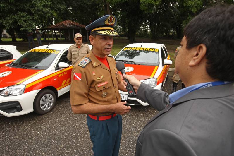 Na mesma cerimônia que entregou as viaturas para serviços de vistoria, o governador Simão Jatene fez uma visita técnica às instalações da nova Policlínica ao Corpo de Bombeiros Militar do Estado. Um prédio no Quartel do Comando Geral da corporação foi reformado e adaptado para receber a Policlínica, que oferta assistência médico-odontológico, psicológico e de primeiros socorros aos bombeiros militares e seus dependentes. Na foto, o comandante-geral do Corpo de Bombeiros Militar do Pará, coronel Zanelli Nascimento.
FOTO: IGOR BRANDÃO / AG. PARÁ
DATA: 15.03.2018
BELÉM - PARÁ <div class='credito_fotos'>Foto: IGOR BRANDÃO / AG. PARÁ | <a href='/midias/2018/originais/3e49162a-7770-452c-a765-22ac961300af.jpg' download><i class='fa-solid fa-download'></i> Download</a></div>