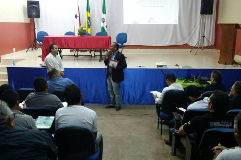 A primeira reunião foi realizada na noite dessa segunda feira (16), no município de Monte Alegre, no auditório da Escola Estadual de Ensino Técnico do Pará (EETEPA), e contou com a presença de toda a equipe do Centro de Governo - o secretário regional, Olavo das Neves, e os coordenadores Gilberto Aguiar (Segurança Pública); Rodrigo Branco (Infraestrutura e Logística); Gustavo Hamoy (Desenvolvimento e Incentivo à Produção); Irene Escher (Educação); Zuíla Wanghon (Assistência Social) e Osmarina Pires (respondendo pela pasta de Saúde).
FOTO: SAMUEL ALVARENGA / SECOM
DATA: 16.04.2018
MONTE ALEGRE - PARÁ <div class='credito_fotos'>Foto: Samuel Alvarenga / Secom | <a href='/midias/2018/originais/3e4a7dda-ce15-4bfd-8674-fb365db328b9.jpg' download><i class='fa-solid fa-download'></i> Download</a></div>