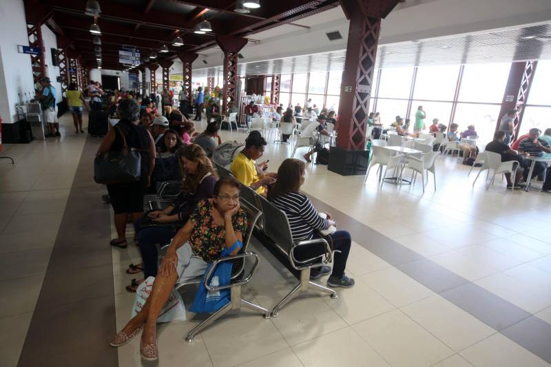 O Terminal Hidroviário do Porto de Belém “Luiz Rebelo Neto” registrou um movimento recorde no final de semana que marcou o início das férias escolares. Exatamente 6.615 pessoas passaram pelo terminal, entre embarque e desembarque.
FOTO: SIDNEY OLIVEIRA / AG. PARÁ
DATA: 03.07.2018
BELÉM - PARÁ <div class='credito_fotos'>Foto: Sidney Oliveira/Ag. Pará | <a href='/midias/2018/originais/3e4b13ef-b87e-4b14-a2c0-b5b0848b2671.jpg' download><i class='fa-solid fa-download'></i> Download</a></div>
