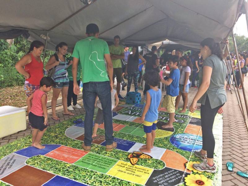 Incentivar crianças e fomentar o cuidado com o meio ambiente, de forma lúdica e interativa. Esses foram os objetivos das atividades (foto) realizadas pela Coordenadoria de Educação Ambiental da Secretaria Estadual de Meio Ambiente e Sustentabilidade (Semas), nas manhãs dos dias 17 e 18 de março, durante a reinauguração do Parque Estadual do Utinga. A equipe de técnicos da secretaria realizou uma ação de promoção à Educação Ambiental para crianças de várias idades. A programação foi composta pelo jogo de tabuleiro “Amigo do Meio Ambiente”, pintura corporal e atividades de colorir. O jogo consistia em um tabuleiro gigante no chão e um dado que a criança jogava e andava o número de casas que ele indicava.
FOTO: ASCOM / SEMAS
DATA: 19.03.2018
BELÉM - PARÁ
<div class='credito_fotos'>Foto: ASCOM SEMAS | <a href='/midias/2018/originais/3e4c17d4-335d-4eb5-bcc2-b94b39beb474.jpg' download><i class='fa-solid fa-download'></i> Download</a></div>