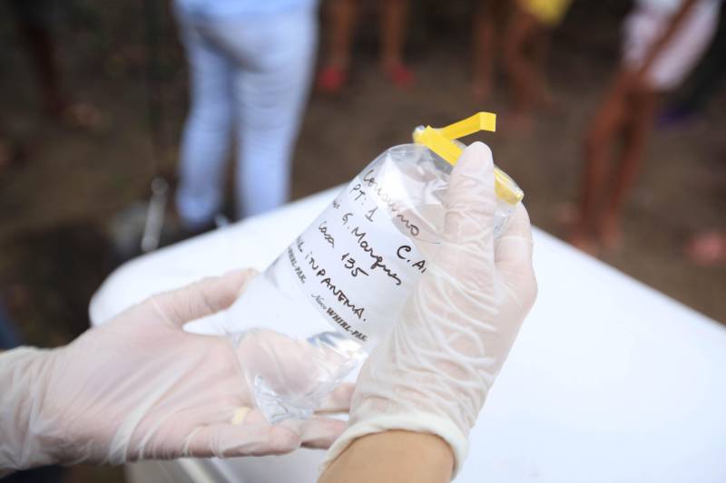 As ações do governo do Estado são imediatas no município de Barcarena, mais especificamente nas comunidades Bom Futuro e Vila Nova, localizadas na área das bacias de rejeitos da Hydro. A primeira medida é a coleta da água dos poços artesianos, para verificar se está própria para o consumo humano. Nesta sexta-feira (23), técnicos do Laboratório Central do Estado (Lacen) começaram o trabalho, que faz parte do conjunto de ações do grupo de trabalho montado pelo governo depois que o Instituto Evandro Chagas confirmou a contaminação da área.
FOTO: MÁCIO FERREIRA / AG. PARÁ
DATA: 23.02.2018
BARCARENA - PARÁ <div class='credito_fotos'>Foto: MÁCIO FERREIRA/ AG. PARÁ | <a href='/midias/2018/originais/3e4de6f8-5076-4fd3-be15-c5b781207402.jpg' download><i class='fa-solid fa-download'></i> Download</a></div>