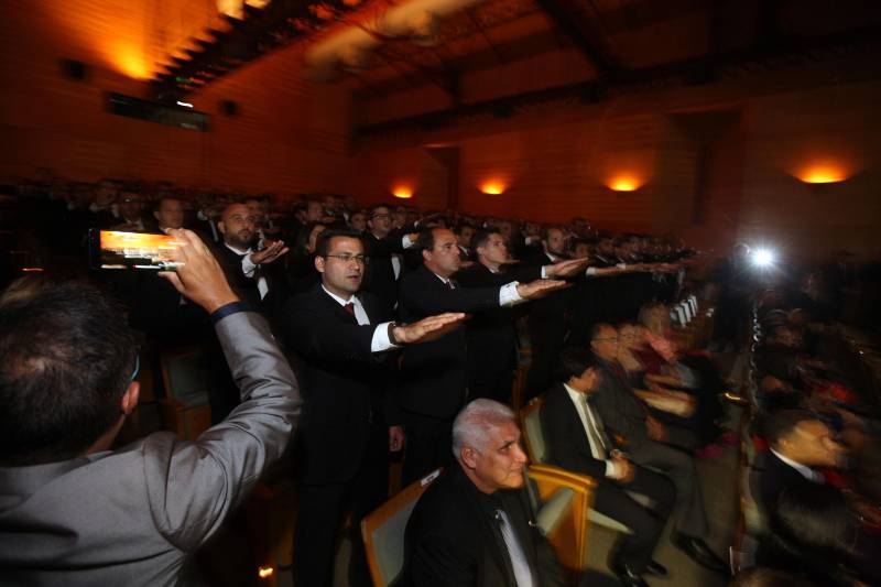 O Pará vai voltar a ter um delegado de polícia para cada município. A posse de 149 novos delegados da Polícia Civil, que aconteceu nesta segunda-feira (26) no Teatro Maria Sylvia Nunes, na Estação das Docas, vai garantir, com sobras, a cobertura completa dos 144 municípios do estado. Aprovados em concurso público, os novos delegados concluíram o curso de Formação da Polícia Civil do Pará no dia 15 deste mês. O curso foi o primeiro do Brasil a incluir sete disciplinas inéditas: Oratória, Atuação Policial frente aos Grupos Vulneráveis, Relacionamento com a Imprensa e Mídias Sociais, Abordagem Psicopatológica do Crime e da Violência, Investigação Financeira no Enfrentamento ao Crime de Lavagem de dinheiro, Noções Básicas de Enfrentamento às Fraudes Veiculares e Linguagem Brasileira de Sinais. O concurso aprovou ainda 300 investigadores, 180 escrivães e 20 papiloscopistas. Os novos policiais civis passaram por quatro meses de formação técnica e profissional na Acadepol. Com a nomeação, o próximo passo será a lotação dos novos servidores públicos nas unidades de Polícia Civil do estado, quando eles saberão em qual região do Pará trabalharão inicialmente.
FOTO: SYDNEY OLIVEIRA / AG. PARÁ
DATA: 26.02.2018
BELÉM - PARÁ <div class='credito_fotos'>Foto: Sidney Oliveira/Ag. Pará | <a href='/midias/2018/originais/3e504209-9fe4-4328-8668-a0769c6f9365.jpg' download><i class='fa-solid fa-download'></i> Download</a></div>