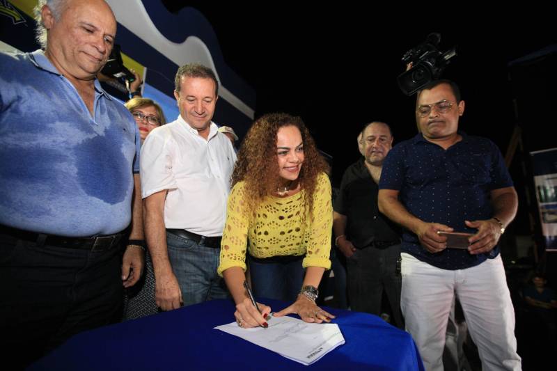 O Governo do Pará garante mais investimentos em segurança, infraestrutura e regularização fundiária ao município de Capanema, no nordeste paraense. Na noite desta segunda-feira (4) foram entregues novas viaturas para a Polícia Militar e assinados convênios e ordens de serviço para novas obras na cidade. Na oportunidade também foi assinada a ordem de serviço (foto) para pavimentação asfáltica de 8 quilômetros de vias, dentro do programa Asfalto na Cidade, totalizando mais de R$ 3 milhões, além do convênio para a reforma do Complexo Rodoviário e construção do shopping popular com 73 pontos de venda.

FOTO: MÁCIO FERREIRA / AG. PARÁ
DATA: 04.06.2018
CAPANEMA - PARÁ <div class='credito_fotos'>Foto: MÁCIO FERREIRA/ AG. PARÁ   |   <a href='/midias/2018/originais/3e53763a-a3d3-4cec-9997-db7e804348ff.jpg' download><i class='fa-solid fa-download'></i> Download</a></div>