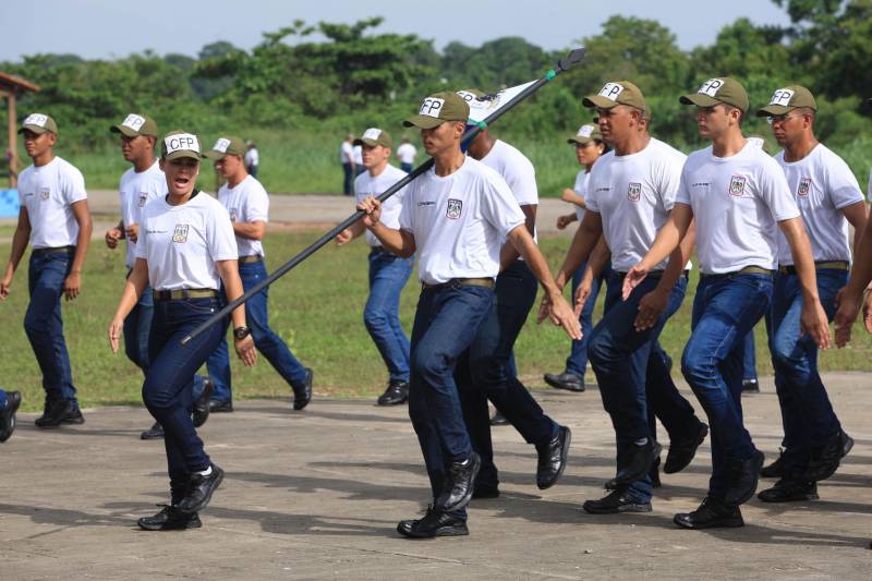 Cerca de 2.400 policiais militares que estão em processo de formação por meio dos Cursos de Formação de Praças (CFP), de Oficiais (CFO), de Habilitação de Oficiais (CHO) e de Adaptação de Oficiais (CHO). Os alunos do Curso de Formação de Praças da PMPA ingressarão no serviço externo ao final do 2º módulo da formação, previsto para abril.
FOTO: MÁCIO FERREIRA / AG. PARÁ
DATA: 15.02.2018
BELÉM - PARÁ <div class='credito_fotos'>Foto: MÁCIO FERREIRA/ AG. PARÁ | <a href='/midias/2018/originais/3e56f471-b57b-4673-8525-9df27b934ce9.jpg' download><i class='fa-solid fa-download'></i> Download</a></div>