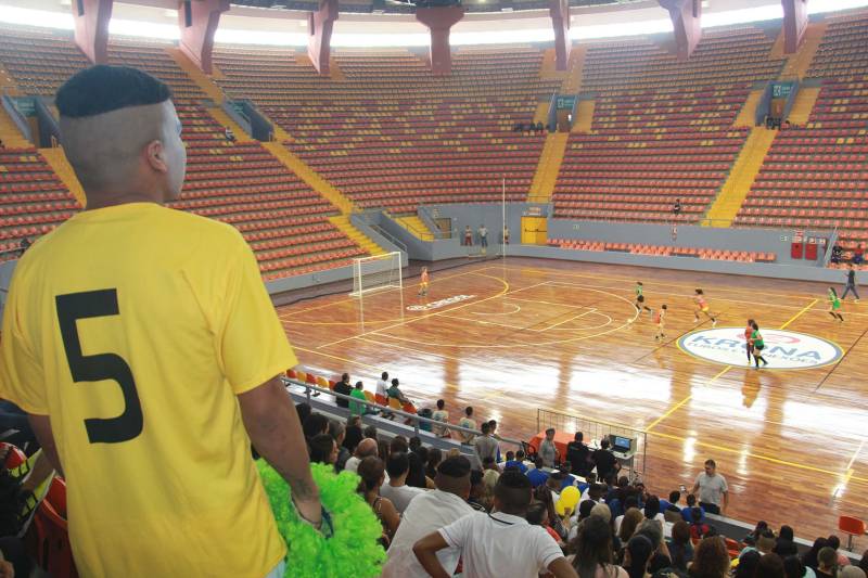 Mais de 60 adolescentes e jovens em cumprimento de medida socioeducativa no Pará conheceram as instalações da Arena Guilherme Paraense (o Mangueirinho), em Belém. O espaço recebeu os internos para o encerramento da II Olimpíada de Inverno da Socioeducação, evento criado com o objetivo de proporcionar atividades de esporte e cultura aos adolescentes em cumprimento de medida socioeducativa no Estado, além de promover o espírito esportivo e garantir maior integração entre os internos. A Arena sediou as finais do futsal feminino e masculino, além de apresentações culturais que marcaram o encerramento da atividade promovida pela Fundação de Atendimento Socioeducativo do Pará (Fasepa), por meio do Projeto Ressignificando Caminhos na Socioeducação.
FOTO: ALBERTO PASSOS / ASCOM FASEPA
DATA: 28.03.2018
BELÉM - PARÁ <div class='credito_fotos'>Foto: ALBERTO PASSOS/ ASCOM FASEPA | <a href='/midias/2018/originais/3e57cfb2-38ee-4052-8cb8-671c3cdf4aba.jpg' download><i class='fa-solid fa-download'></i> Download</a></div>