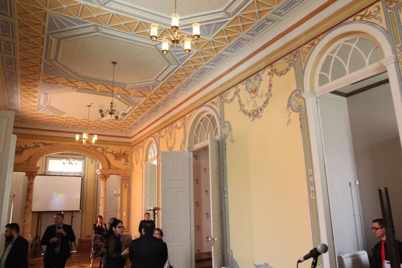 “Que esse espaço seja marcado pela neutralidade, não pela indiferença, mas por abrigar todas as diferenças”. Com essa frase, o governador Simão Jatene inaugurou nesta quinta-feira, 20, o Escritório (foto) Compartilhado da Agência das Nações Unidas (ONU) no Estado do Pará, o primeiro no Norte do País, o terceiro em território nacional. “Que as decisões tomadas aqui, a partir de Belém, de forma democrática, alcancem toda a cidade, ultrapassem os limites do estado e depois o mundo”, disse o governador. O Escritório Compartilhado da Agência das Nações Unidas (ONU) no Estado do Pará está abrigado em um prédio cedido pelo Governo do Estado, na Avenida Nazaré, no centro de Belém. Nele, funcionarão inicialmente os escritórios de representação do Programa das Nações Unidas para o Desenvolvimento (Pnud) e do Fundo das Nações Unidas para a Infância (Unicef).

FOTO: CRISTINO MARTINS / AG. PARÁ
DATA: 20.12.2018
BELÉM - PARÁ <div class='credito_fotos'>Foto: Cristino Martins/Ag. Pará   |   <a href='/midias/2018/originais/3e57fffa-9c18-452a-b523-3492e1f4d8f6.jpg' download><i class='fa-solid fa-download'></i> Download</a></div>