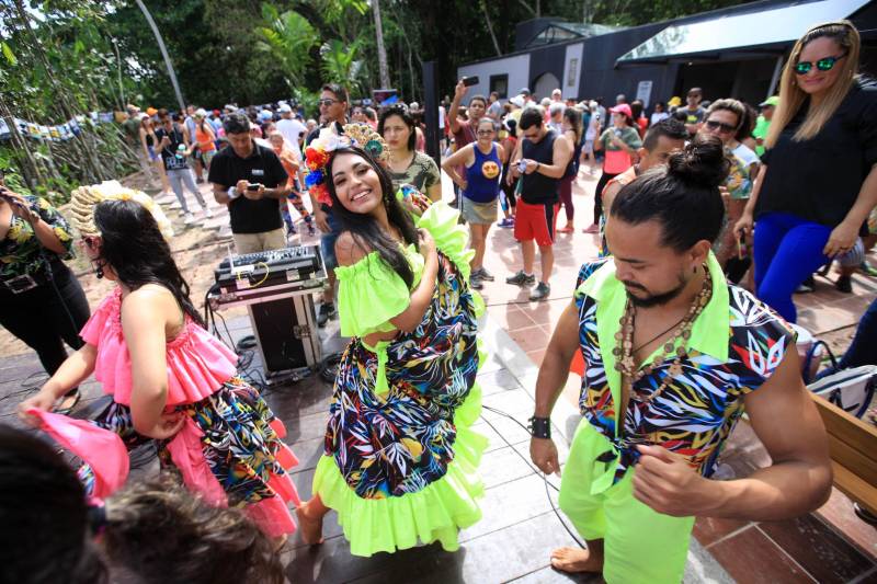 Uma reabertura feita a milhares de mãos. A fita inaugural colocada no inicio da trilha principal do Parque do Utinga foi rompida por mais de cinco mil pessoas ansiosas pelo inicio da caminhada, marcando o segundo dia da programação de reabertura do mais novo espaço paraense de lazer e interatividade com a natureza.
FOTO: MÁCIO FERREIRA / AG. PARÁ
DATA: 17.03.2018
BELÉM - PARÁ <div class='credito_fotos'>Foto: MÁCIO FERREIRA/ AG. PARÁ | <a href='/midias/2018/originais/3e610b12-ab3b-4ae6-84da-e97850f2d79d.jpg' download><i class='fa-solid fa-download'></i> Download</a></div>