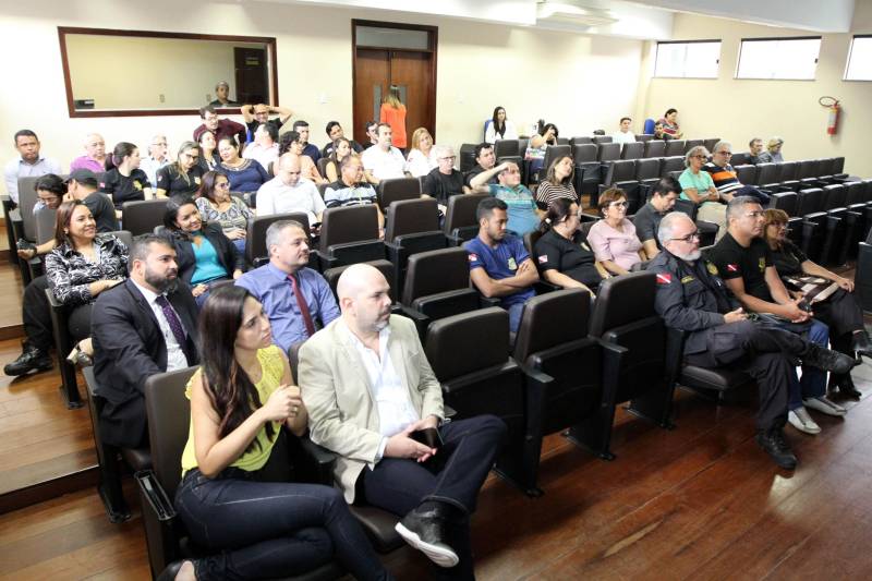 Uma parceria inédita foi fechada entre as perícias criminal do Pará e dos Estados Unidos. Na última semana, o Centro de Perícias Científicas “Renato Chaves” e o Federal Bureau of Investigation – FBI (em português: Gabinete Federal de Investigação) celebraram acordo de intercâmbio. Com isso, os peritos paraenses receberão aperfeiçoamento em diferentes áreas nos laboratórios da polícia americana. Além disso, um treinamento será ministrado por agentes do FBI em Belém. Durante visita ao Centro de Perícias, o agente do FBI e adido policial da Embaixada dos Estados Unidos no Brasil, David Brassanini (foto), esteve reunido com a direção geral do órgão estadual e apresentou um pouco do trabalho da polícia americana aos peritos criminais.
FOTO: CRISTINO MARTINS / AG. PARÁ
DATA: 27.03.2018
BELÉM - PARÁ <div class='credito_fotos'>Foto: Cristino Martins/Ag. Pará | <a href='/midias/2018/originais/3e633e80-887f-4bcc-b366-112d5a8103eb.jpg' download><i class='fa-solid fa-download'></i> Download</a></div>