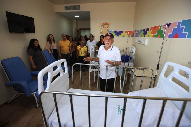 O governador Simão Jatene fez neste domingo (30), às 11 h, uma visita técnica (foto) às instalações do novo Hospital Abelardo Santos, no Distrito de Icoaraci, na Região Metropolitana de Belém. Como fez em Capanema (nordeste do Pará), no novo Hospital Regional dos Caetés, o governador convidou pessoas da comunidade para acompanhá-lo na visita. O objetivo foi mostrar à população que o hospital está pronto para ser inaugurado. "Alguns pequenos detalhes, obrigatórios para a entrada em funcionamento de qualquer hospital, ainda precisam ser feitos, como a assepsia dos ambientes e a calibragem dos equipamentos. Mas o ‘Abelardo’ está pronto, e já é o maior hospital da Região Metropolitana", disse o governador.

FOTO: CRISTINO MARTINS / AG. PARÁ
DATA: 30.12.2018
ICOARACI - PARÁ <div class='credito_fotos'>Foto: Cristino Martins/Ag. Pará   |   <a href='/midias/2018/originais/3e675364-4937-4c38-a669-e5501e46c1ba.jpg' download><i class='fa-solid fa-download'></i> Download</a></div>