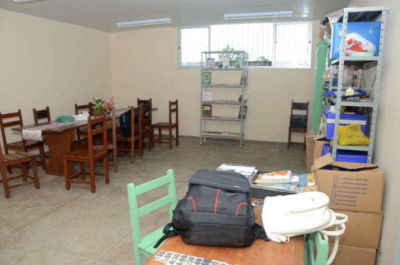 A Secretaria de Estado de Educação (Seduc), em parceria com a Secretaria Municipal de Educação de Belém (Semec), inaugurou nesta quarta-feira (19) um espaço dentro da Escola Estadual de Ensino Fundamental e Médio Marechal Cordeiro de Farias, na capital paraense, para escolarização de refugiados indígenas da etnia Warao, da Venezuela. Desde o início de 2018, as autoridades estaduais e municipais vêm desenvolvendo projetos para viabilizar o atendimento aos indígenas refugiados, incluindo ações na área de educação. Daí a criação de um espaço para atender todas as famílias Warao. A Semec será responsável pela educação infantil, que atenderá cerca de 80 crianças. A Seduc vai atender a Educação de Jovens e Adultos (EJA). Hoje, já estão matriculados 150 indígenas.

FOTO: FERNANDO NOBRE / ASCOM SEDUC
DATA: 19.12.2018
BELÉM - PARÁ <div class='credito_fotos'>Foto: FERNANDO NOBRE/ASCOM SEDUC   |   <a href='/midias/2018/originais/3e71cd79-ac6e-4c70-964b-6120dee02baa.jpg' download><i class='fa-solid fa-download'></i> Download</a></div>