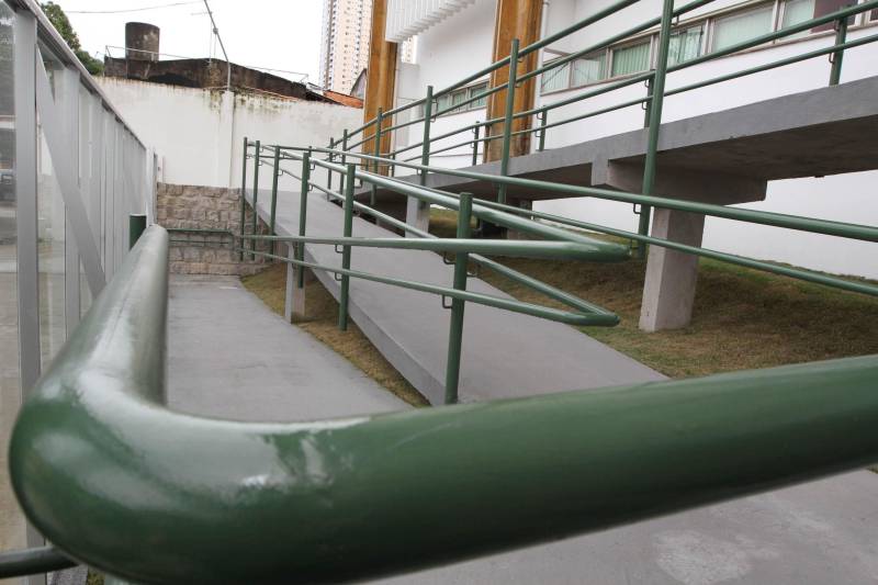 Restaurante self service, rampa de acesso, nova fachada, câmeras de vigilância e elevadores elétricos. O prédio-sede da Secretaria Estadual de Meio Ambiente e Sustentabilidade (Semas), em Belém, continua no mesmo lugar, mas parece novo. Após um processo de reforma, o prédio foi entregue aos servidores nesta sexta-feira, 16, pelo governador Simão Jatene.
FOTO: CRISTINO MARTINS / AG. PARÁ
DATA: 16.03.2018
BELÉM - PARÁ <div class='credito_fotos'>Foto: Cristino Martins/Ag. Pará | <a href='/midias/2018/originais/3e77a3ca-1daa-4f1b-99f9-988ededd1365.jpg' download><i class='fa-solid fa-download'></i> Download</a></div>