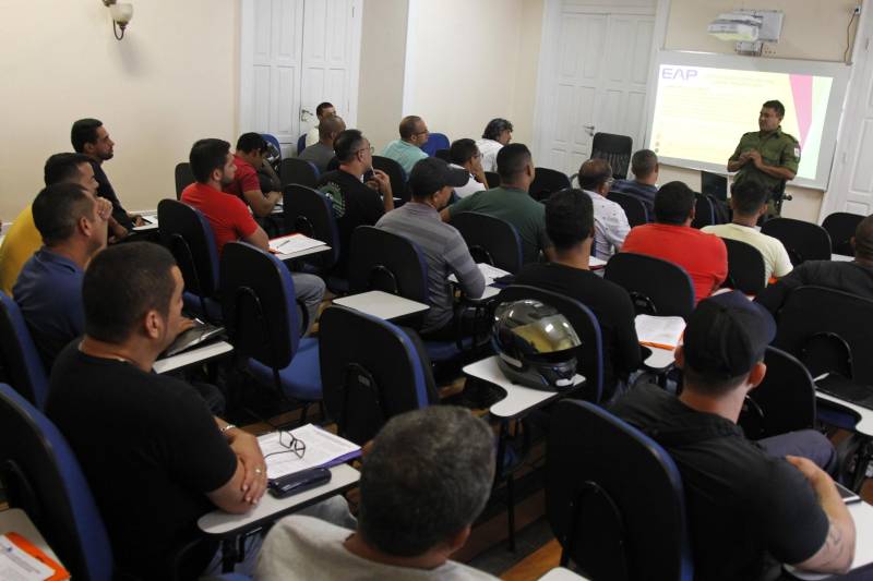 A Superintendência do Sistema Penitenciário do Estado (Susipe), através da Escola de Administração Penitenciária (EAP), investe na qualificação dos servidores penitenciários de Belém e do interior do Estado. Nesta semana, a EAP iniciou o curso de Rotinas Operacionais em Ambiente Carcerário voltado para os coordenadores e chefes de segurança que atuam nas unidades penais do Estado. O instrutor do curso, o capitão da PM, Eliedson de Queiroz (foto), avalia que a capacitação é importante para atualizar os servidores sobre as práticas de segurança, tanto dentro do ambiente carcerário, quanto fora, aplicando técnicas para procedimentos de autodefesa.

FOTO: AKIRA ONUMA / ASCOM SUSIPE
DATA: 23.05.2018
BELÉM - PARÁ <div class='credito_fotos'>Foto: Akira Onuma / Ascom Susipe   |   <a href='/midias/2018/originais/3e7996af-1a83-4914-94e7-fb68b4933a68.jpg' download><i class='fa-solid fa-download'></i> Download</a></div>