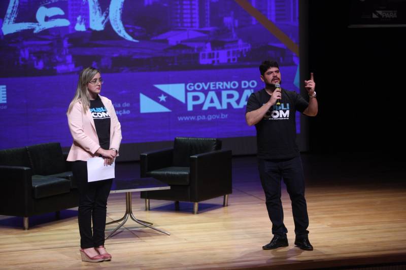 Todas as pessoas que deixaram o teatro onde acontece o Publicom Belém 2018 saíram animadas com o primeiro dia de evento, que encerrou às 20h desta segunda-feira (11). Ter a oportunidade de conhecer mais sobre temas atuais, conhecer de perto profissionais de sucesso da área de comunicação e trocar experiências com estudantes e outros profissionais da área foram os benefícios mais citados por quem participou do evento, que já acontece desde 2013.
FOTO: THIAGO GOMES / AG. PARÁ
DATA: 11.06.2018
BELÉM - PARÁ <div class='credito_fotos'>Foto: Thiago Gomes /Ag. Pará | <a href='/midias/2018/originais/3e7b55cb-dd59-41b5-a792-2fe24c07b744.jpg' download><i class='fa-solid fa-download'></i> Download</a></div>