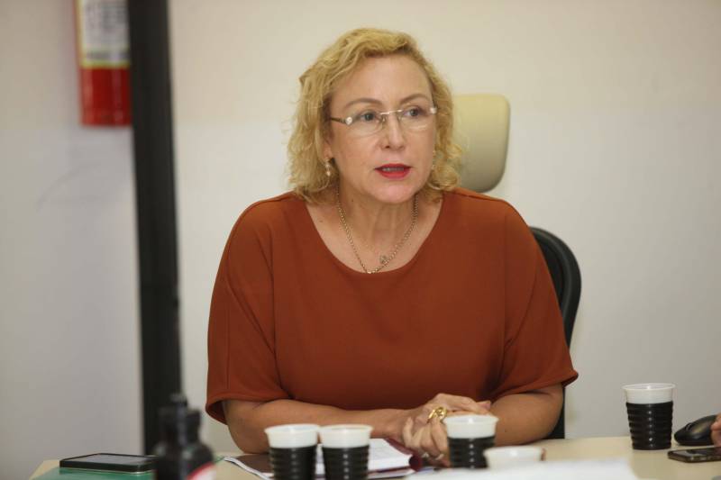 Representantes do Sindicato dos Trabalhadores em Educação Pública do Pará (Sintepp) e Sindicato dos Docentes da Universidade do Estado do Pará (Sinduepa) foram recebidos, nesta terça-feira, 29, na Secretaria de Estado de Administração (Sead), em reunião solicitada pelo próprio Sintepp para tratar sobre o piso salarial dos professores de 2018, concurso público e assuntos específicos da Secretaria de Estado de Educação (Seduc). Participaram da reunião a secretária de Administração, Alice Viana (vermelho); a secretária adjunta de Administração, Ruth Pina; e a secretaria adjunta de Gestão de Pessoas da Seduc, Dayse Ana Batista. "Reiteramos que o Pará é um dos poucos Estados que mesmo diante da crise econômica não parcelou ou atrasou nenhum pagamento dos servidores e que a remuneração do professor em início de carreira é maior que o piso nacional da categoria. O piso hoje está fixado em R$ 2.455,35, mas no estado o salário inicial chega a R$ 3.772,69. A remuneração média de um professor com 200 horas é de RS 4.834,94 – quase o dobro do piso nacional. Esse tema é o ponto principal em discussão judicial em andamento. Esse ponto já foi amplamente discutido e explicado para o sindicato", explicou a secretária Alice Viana.
FOTO: CARLOS SODRÉ / AG. PARÁ
DATA: 29.05.2018
BELÉM - PARÁ <div class='credito_fotos'>Foto: Carlos Sodré/Agência Pará | <a href='/midias/2018/originais/3e7d7c8a-9855-4a77-bbd4-d23b95539c25.jpg' download><i class='fa-solid fa-download'></i> Download</a></div>