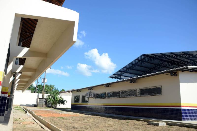 Após obras de reforma e ampliação, a Escola Estadual de Ensino Fundamental e Médio Maria das Mercês de Oliveira Conor (foto), no município de Castanhal, foi entregue à população pela Secretaria de Estado de Educação (Seduc), na última quinta-feira (27). "Estamos entregando a escola completamente reformada e ampliada, desde os laboratórios e cantina, até as salas de aula. Temos a expectativa de que a comunidade abrace a escola, a oportunidade de ter melhoria no local de trabalho e, principalmente, consiga oportunizar qualidade de ensino a todos os estudantes da escola. É um grande avanço e uma grande conquista. Tenho certeza de que todos estão muito felizes com a nova escola”, disse o secretário adjunto de Ensino, José Roberto Silva.

FOTO: RAI PONTES / ASCOM SEDUC
DATA: 27.12.2018
CASTANHAL - PARÁ
 <div class='credito_fotos'>Foto: Rai Pontes/Ascom Seduc   |   <a href='/midias/2018/originais/3e81366b-be43-4f10-a960-f1f43fb5452e.jpg' download><i class='fa-solid fa-download'></i> Download</a></div>