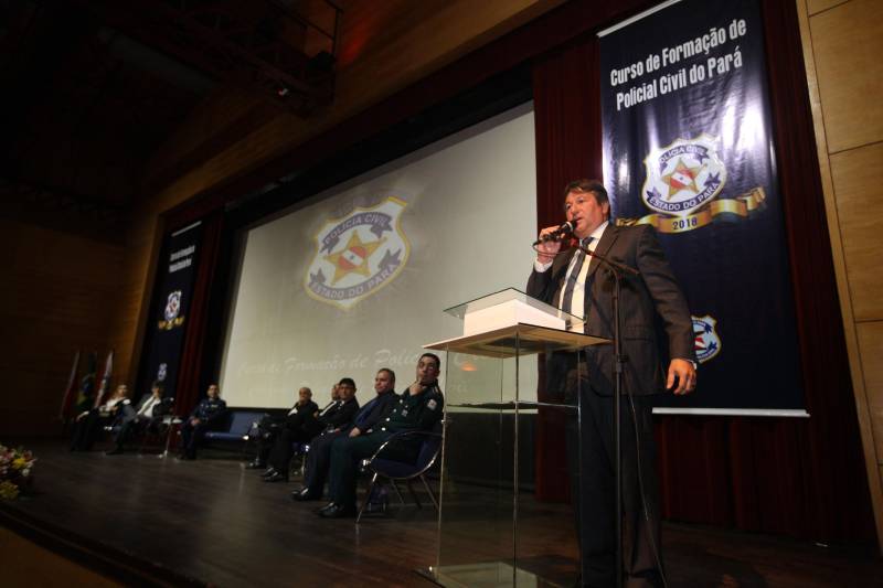 O Pará vai voltar a ter um delegado de polícia para cada município. A posse de 149 novos delegados da Polícia Civil, que aconteceu nesta segunda-feira (26) no Teatro Maria Sylvia Nunes, na Estação das Docas, vai garantir, com sobras, a cobertura completa dos 144 municípios do estado. Aprovados em concurso público, os novos delegados concluíram o curso de Formação da Polícia Civil do Pará no dia 15 deste mês. O curso foi o primeiro do Brasil a incluir sete disciplinas inéditas: Oratória, Atuação Policial frente aos Grupos Vulneráveis, Relacionamento com a Imprensa e Mídias Sociais, Abordagem Psicopatológica do Crime e da Violência, Investigação Financeira no Enfrentamento ao Crime de Lavagem de dinheiro, Noções Básicas de Enfrentamento às Fraudes Veiculares e Linguagem Brasileira de Sinais. O concurso aprovou ainda 300 investigadores, 180 escrivães e 20 papiloscopistas. Os novos policiais civis passaram por quatro meses de formação técnica e profissional na Acadepol. Com a nomeação, o próximo passo será a lotação dos novos servidores públicos nas unidades de Polícia Civil do estado, quando eles saberão em qual região do Pará trabalharão inicialmente. Na foto, o deputado estadual, Eliel Faustino.
FOTO: SYDNEY OLIVEIRA / AG. PARÁ
DATA: 26.02.2018
BELÉM - PARÁ <div class='credito_fotos'>Foto: Sidney Oliveira/Ag. Pará | <a href='/midias/2018/originais/3e81eaf7-70a2-48f1-befb-c1aab9b124c7.jpg' download><i class='fa-solid fa-download'></i> Download</a></div>