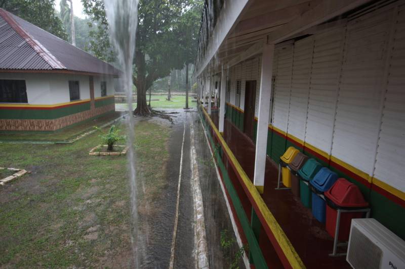 A chuva que caiu na manhã desta segunda-feira, 26, em Belém e outros municípios da região nordeste do Estado, não afetou as bacias localizadas em Barcarena. No total foram registrados 53 milímetros de chuva, desde o final de semana. “Não houve qualquer transbordamento ou mais prejuízos”, explicou o capitão Marcelo Santos, do Corpo de Bombeiros. Enquanto isso, as ações do Governo do Estado nas comunidades afetadas pela contaminação constatada pelo Instituto Evandro Chagas (IEC), no entorno da área de atuação da empresa Hydro, continuam. Até o momento, 893 galões de água potável foram entregues a 399 famílias da região. O abastecimento será semanal e a quantidade varia em função do número de pessoas residentes em cada casa, com média de uma unidade de 20 litros para cada duas pessoas.
FOTO: IGOR BRANDÃO / AG. PARÁ
DATA: 25.02.2018
BARCARENA - PARÁ <div class='credito_fotos'>Foto: IGOR BRANDÃO / AG. PARÁ | <a href='/midias/2018/originais/3e827283-c44c-4a85-b41a-4277f693b777.jpg' download><i class='fa-solid fa-download'></i> Download</a></div>