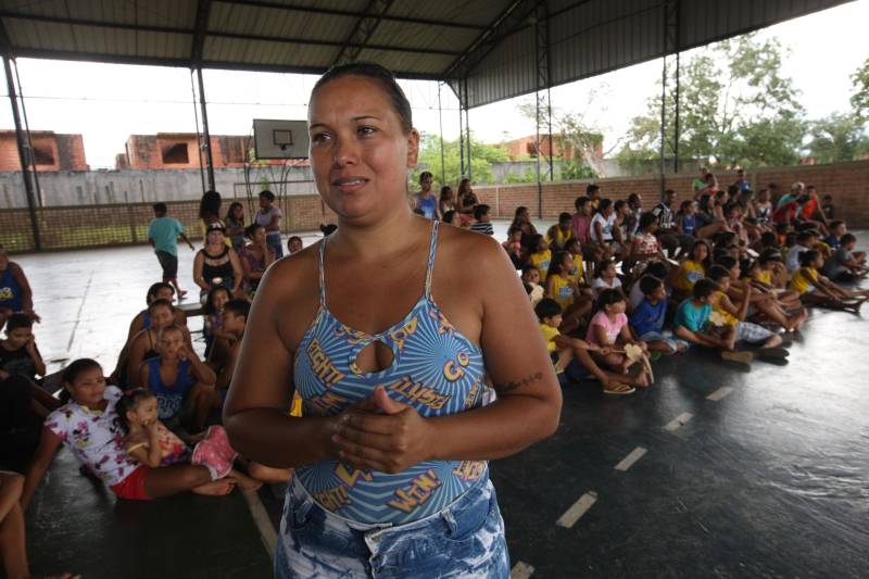 À tarde, os polos do Pro Paz nos Bairros, do Instituto de Ensino de Segurança do Pará (Iesp) e da Universidade Federal do Pará (UFPA) promoveram palestras para as crianças e seus familiares, dentro da programação alusiva ao “Dia da família no polo”, na qual famílias e alunos se reúnem para confraternizar, debater o tema e participar das apresentações de dança. "Hoje realizamos uma roda de conversa sobre abuso e exploração sexual contra crianças e adolescentes. Tanto para os pais, para que fiquem atentos aos sinais e reforcem a atenção, pois grande parte da violência ocorre dentro de casa, quanto para empoderar essas crianças, para que elas saibam diferenciar o contato com os adultos. Se ocorrer, que elas possam denunciar, que elas percebam que têm voz e apoio de profissionais que, constantemente, estão na luta da defesa dos seus direitos", disse a assistente social Joyce Cardoso, responsável pela palestra no Polo UFPA. Na foto, Rosimeire Silva, mãe de uma menina de 13 anos assistida pelo Pro Paz.
FOTO: CARLOS SODRÉ / AG. PARÁ
DATA: 18.05.2018
BELÉM - PARÁ <div class='credito_fotos'>Foto: Agência Pará | <a href='/midias/2018/originais/3e8a8d5a-b0dc-4f4c-a868-663fd1244567.jpg' download><i class='fa-solid fa-download'></i> Download</a></div>