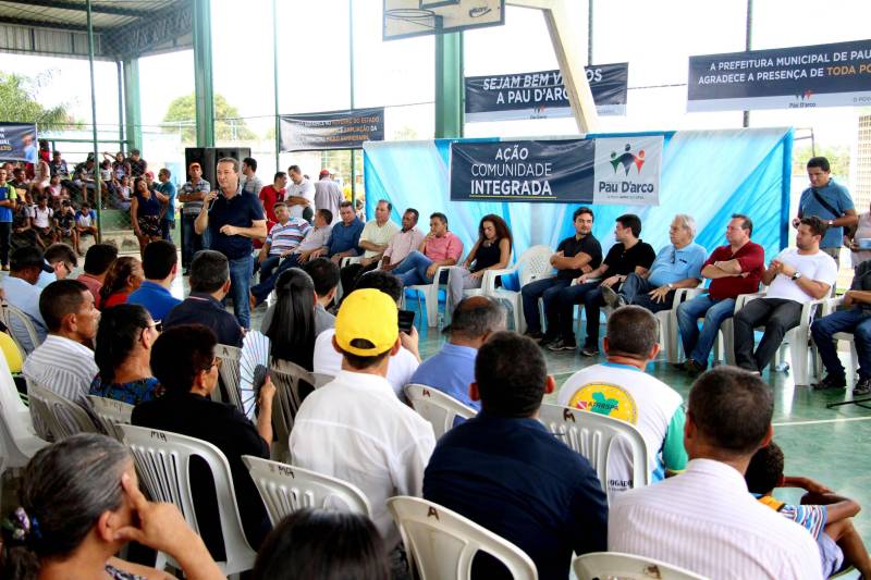 A agenda da Secretaria Extraordinária de Municípios Sustentáveis (Semsu) nas regiões Sul e Sudeste do Pará foi encerrada no sábado (12) nos municípios de Pau D’Arco, Rio Maria e Xinguara. O último dia de programação na região começou no município de Pau D’Arco, com a assinatura de convênio para reforma e ampliação da Escola Municipal Paulo Hannemann. O investimento totaliza R$ 2.812.850,10, sendo R$ 112.850,10 de contrapartida da Prefeitura. Na foto, o presidente da Assembleia Legislativa do Estado do Pará, deputado Márcio Miranda.
FOTO: ANTONIO MACEDO / DIVULGAÇÃO
DATA: 12.05.2018
PAU D´ARCO - PARÁ <div class='credito_fotos'>Foto: ANTONIO MACEDO / DIVULGAÇÃO | <a href='/midias/2018/originais/3e8c68c8-73ed-4415-9578-00544703cf7f.jpg' download><i class='fa-solid fa-download'></i> Download</a></div>