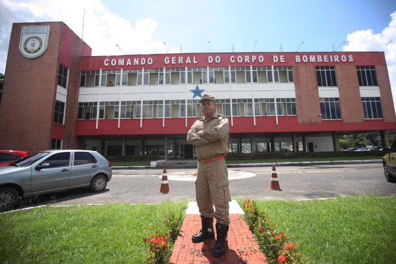 Uma pesquisa do Instituto de Pesquisa Econômica Aplicada (Ipea), realizada em 2017, divulgou um ranking das profissões mais vantajosas do país de acordo com o salário, jornada de trabalho, facilidade de se conseguir um emprego e cobertura previdenciária. Entre as cinco primeiras está a carreira militar. Na foto, o subtenente Jorge Gaia, que contabiliza 28 anos na corporação, é muito grato pelo trabalho que tem. 

FOTO: THIAGO GOMES / AG. PARÁ
DATA: 17.05.2018
BELÉM - PARÁ <div class='credito_fotos'>Foto: Thiago Gomes /Ag. Pará   |   <a href='/midias/2018/originais/3e8cfe94-327c-4bcb-aff4-25ae1deb6a76.jpg' download><i class='fa-solid fa-download'></i> Download</a></div>