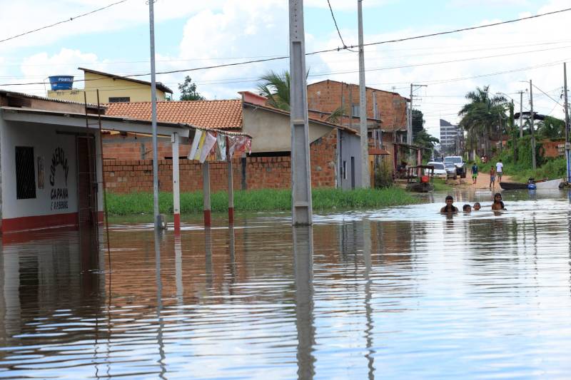 Em Marabá (foto) já são 198 famílias desabrigadas, 58 desalojadas e 194 afetadas. O município conta com cinco abrigos oficiais e dois não oficiais - estruturados pela própria comunidade. As famílias já começaram a receber o benefício eventual por meio das Secretarias Estadual e Municipal de Assistência Social.

FOTO: MÁCIO FERREIRA / AG. PARÁ
DATA: 16.02.2018
MARABÁ - PARÁ <div class='credito_fotos'>Foto: MÁCIO FERREIRA/ AG. PARÁ   |   <a href='/midias/2018/originais/3e8d11ab-52f1-4333-a00e-4a76129a934b.jpg' download><i class='fa-solid fa-download'></i> Download</a></div>