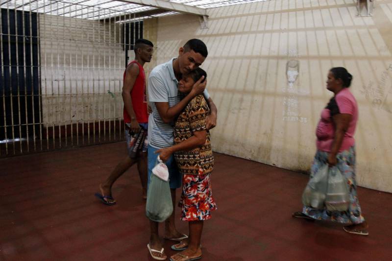 Assim como dona Alcione e dona Antonieta, outras tantas mães visitam semanalmente seus filhos nas 46 unidades penais do Estado. Somente no Presídio Estadual Metropolitano II (PEMII) a média de visita por final de semana é de mais de 200 visitantes. <div class='credito_fotos'>Foto: Akira Onuma / Ascom Susipe | <a href='/midias/2018/originais/3e901390-50b5-49c2-904f-e200205e75b7.jpg' download><i class='fa-solid fa-download'></i> Download</a></div>