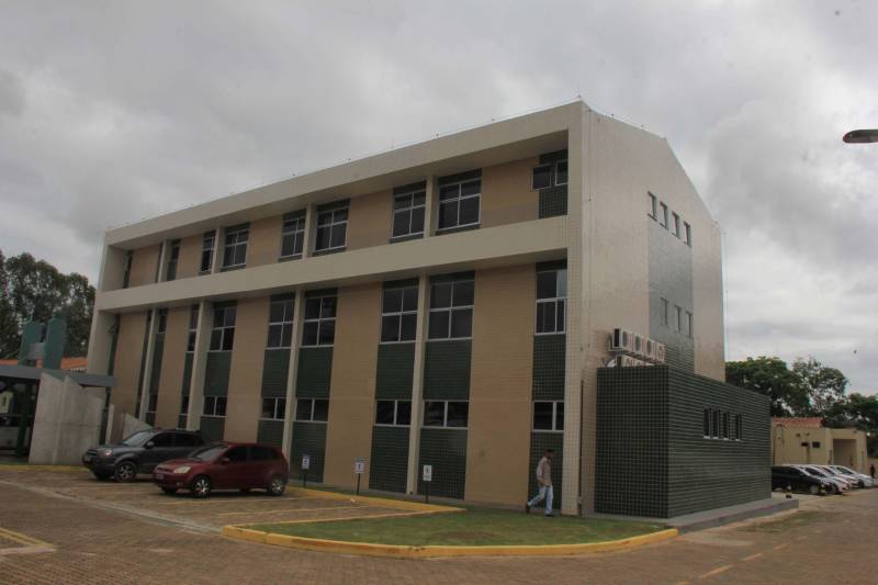 No próximo sábado, 8, o governador do Estado do Pará, Simão Jatene, inaugura o serviço de Hemodiálise do Hospital Regional do Sudeste do Pará - Dr. Geraldo Veloso (HRSP, na foto), em Marabá, no sudeste do estado. Com um investimento de mais de R$ 1,7 milhão, o setor possui 20 máquinas e poderá atender a 103 pacientes por mês, produzindo uma média mensal de 1.500 sessões. A entrega ampliará o atendimento a pacientes renais do Estado, junto com outras Unidades já em funcionando, como o Hospital Regional do Baixo Amazonas (HRBA), em Santarém, e o Hospital Regional Público da Transamazônica (HRPT), em Altamira – também, gerenciadas pela Pró-Saúde Associação de Assistência Social e Hospitalar. 

FOTO: RODOLFO OLIVEIRA / AG. PARÁ
DATA: 07.12.2018
MARABÁ - PARÁ <div class='credito_fotos'>Foto: Rodolfo Oliveira/Ag. Pará   |   <a href='/midias/2018/originais/3e9591b3-be9f-430b-ab00-90b8d85c2ecb.jpg' download><i class='fa-solid fa-download'></i> Download</a></div>
