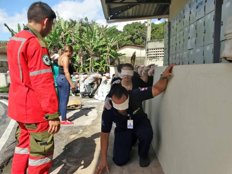 Com o objetivo de preparar os funcionários que fazem parte da Brigada de Incêndio, contribuindo para a prevenção e o combate a esse tipo de ocorrência, o Hospital Público Estadual Galileu (HPEG), em Belém, entregou nesta quinta-feira (7) os certificados de conclusão aos 26 participantes do curso de Brigada de Incêndio (foto), promovido em abril deste ano, com carga horária de 20 h. O diretor-geral do Hospital Galileu, Saulo Mengarda, ressaltou a importância da capacitação contínua oferecida aos brigadistas da unidade. “Essa Brigada é muito importante para todos nós dentro do hospital, porque no Brasil precisamos reforçar essa cultura de prevenção, de estarmos preparados para uma situação de emergência, e não agir apenas quando o sinistro já ocorreu. E como não estamos habituados a situações de emergência, é preciso treinar para estarmos preparados”, frisou.
FOTO: ASCOM / HPEG
DATA: 07.06.2018
BELÉM - PARÁ <div class='credito_fotos'>Foto: ASCOM / HPEG | <a href='/midias/2018/originais/3e97dc42-e1ca-4d24-8e2d-9d23d6c045bb.jpg' download><i class='fa-solid fa-download'></i> Download</a></div>