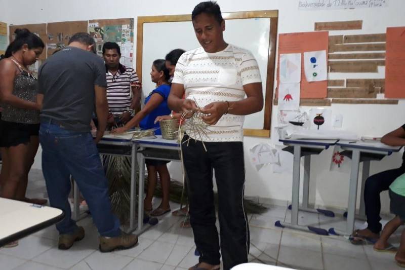 A conservação dos valores, da identidade e das línguas tradicionais tem na formação de professores indígenas sua maior aliada no Pará. Desde 2012, o Governo do Estado, por meio do Núcleo de Formação Indígena (Nufi), da Universidade do Estado do Pará (Uepa), avança na articulação com as comunidades e organizações e a política indigenista da instituição com a garantia dos cursos de graduação e pós-graduação em Licenciatura Intercultural Indígena, que atende à emergência histórica de apropriação, pelos povos, de sua formação escolar. Com cinco turmas de professores já graduados – das etnias Gavião, Tembé e Suruí Aikewara, Wai-Wai e Tapajós Arapiuns –, a formação dos educadores indígenas subsidia uma educação capaz de expressar a diversidade e pluralidade de suas culturas, com respeito aos processos próprios de aprendizagem, conforme preconiza a Constituição Federal para a garantia de direitos dessas comunidades. Atualmente, há seis turmas de graduação em andamento, com 206 alunos de diversas etnias matriculados. Na pós-graduação, há a reserva de vagas aos egressos do curso de Licenciatura Intercultural Indígena, mas também ingressam alunos oriundos de outras áreas, o que já contabiliza três turmas em curso, totalizando 122 alunos.
FOTO: DIVULGAÇÃO
DATA:19.04.2018
BELÉM - PARÁ <div class='credito_fotos'>Foto: Divulgação | <a href='/midias/2018/originais/3e990a74-025e-4aa8-95ce-a7901bd7f9e2.jpg' download><i class='fa-solid fa-download'></i> Download</a></div>
