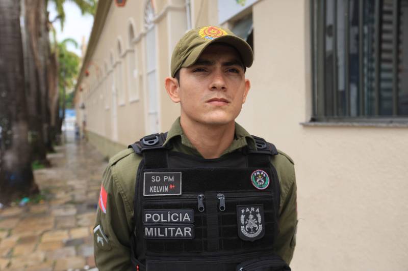Como milhares de brasileiros, o universitário Kelvim Matos (foto), 25 anos, sonhava com uma carreira segura. Em 2016, foi aprovado no concurso da Polícia Militar do Pará e hoje exibe, orgulhoso, a farda da corporação. “Decidi realizar o concurso porque estava passando por dificuldades financeiras e queria estabilidade. Graças a Deus eu passei, e ao entrar na escola, me adaptei muito rápido. Hoje, ser policial é um grande prazer”, disse o soldado. Diferente do soldado Kelvim, para o qual a profissão de militar surgiu como uma opção, o goiano Diego Prado, 23 anos, hoje vê seu sonho realizado no município de Óbidos, Oeste do Pará. Desde março deste ano, ele atua como delegado da Polícia Civil neste município.  “Eu era agente prisional em Goiânia, mas sempre sonhei em ser delegado. Passei em concursos no Ceará, Mato Grosso do Sul e também na minha terra, Goiás. Mas escolhi o Pará porque aqui tive meu melhor resultado. Minha vida deu um salto gigantesco em relação à estabilidade e melhoria salarial”, destacou o novo delegado.

FOTO: MÁCIO FERREIRA / AG. PARÁ
DATA: 06.12.2018
BELÉM - PARÁ <div class='credito_fotos'>Foto: MÁCIO FERREIRA/ AG. PARÁ   |   <a href='/midias/2018/originais/3e9c6bf8-9ed7-4e29-a0db-3454f39962fe.jpg' download><i class='fa-solid fa-download'></i> Download</a></div>