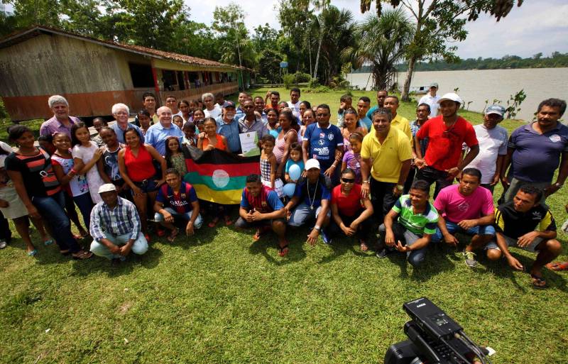 O governador Simão Jatene destacou o esforço do governo em realizar políticas públicas na área da habitação que contemple toda a diversidade de povos existentes no Estado. “O Pará foi um dos primeiros Estados a reconhecer a questão dos territórios quilombolas e titulá-los. Essa iniciativa pioneira teve como consequência que ainda hoje o Pará é o estado que mais regularizou áreas dos quilombolas, o que é um passo extremamente importante”, afirmou o governador.
FOTO: ANTONIO SILVA / ARQUIVO AG. PARÁ
DATA: 04.12.2015
MOJU - PARÁ <div class='credito_fotos'>Foto: Antônio Silva/Ag. Pará | <a href='/midias/2018/originais/3ea051f0-e3f2-4fe3-8ced-c5073c01e5e3.jpg' download><i class='fa-solid fa-download'></i> Download</a></div>