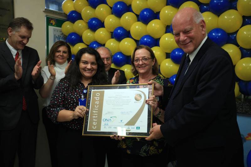 A segurança do paciente e a garantia do atendimento humanizado garantiram ao Hospital Oncológico Infantil Octávio Lobo a certificação como Hospital Acreditado ONA 1, concedida pela Organização Nacional de Acreditação. Autoridades, diretores da Pró-Saúde Associação Beneficente de Assistência Social e funcionários se reuniram no hall da unidade hospitalar nesta quarta-feira, 21, para acompanhar a cerimônia de entrega do certificado.
FOTO: MÁCIO FERREIRA / ARQUIVO AG. PARÁ
DATA: 21.06.2017
BELÉM - PARÁ <div class='credito_fotos'>Foto: MÁCIO FERREIRA/ AG. PARÁ | <a href='/midias/2018/originais/3ea55b88-f282-406c-b0fb-704b1da0f2eb.jpg' download><i class='fa-solid fa-download'></i> Download</a></div>