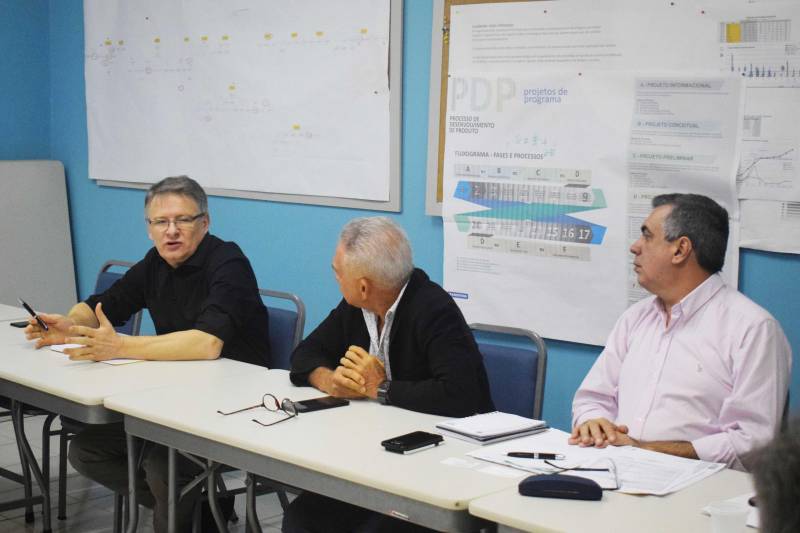 O Complexo Industrial de Icoaraci, em Belém, foi tema de uma reunião que discutiu melhorias estruturais para o distrito. Reunidos na sede da empresa Tramontina, no dia 9, os representantes da Companhia de Desenvolvimento Econômico do Pará (Codec) - administradora do Polo -, da Federação das Indústrias do Pará (Fiepa) e representantes de diversas empresas instaladas no Distrito, falaram sobre as principais demandas da área e apontaram melhorias que devem ser implementadas com o objetivo de dar melhores condições às atividades industriais e de acesso aos trabalhadores locais. “Este encontro é importante porque representa a retomada de todas as demandas de estrutura do Distrito e também a aproximação com o governo do Estado, por meio de várias secretarias, que podem contribuir com o desenvolvimento de novas indústrias, além das já instaladas aqui”, avaliou o diretor da Tramontina, Antônio Pagliari (e). José conrado (c) e o presidente da Codec, Fábio Lúcio Costa (d)
FOTO: ASCOM / CODEC
DATA: 10.03.2018
BELÉM - PARÁ <div class='credito_fotos'>Foto: ASCOM CODEC | <a href='/midias/2018/originais/3ea579d9-f9ca-4995-8271-7452ba99cfe5.jpg' download><i class='fa-solid fa-download'></i> Download</a></div>
