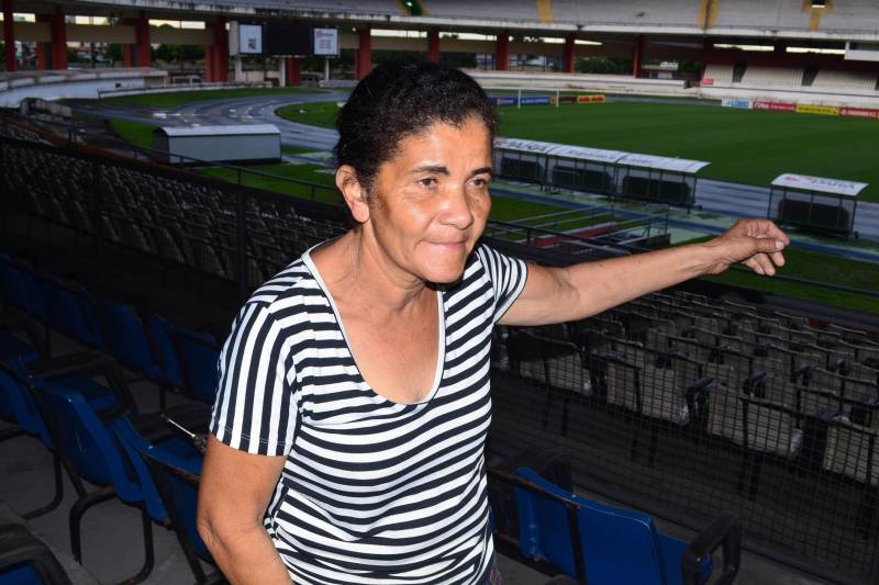 Ivonete dos Santos (foto) comercializa bebidas e comidas no Mangueirão há 27 anos. De lá para cá o dinheiro conquistado a cada partida trouxe vitórias não só para ela, mas para toda a família. “Com esse dinheiro eu mantive os meus filhos e até carro hoje eu tenho dentro de casa”, relata com orgulho a vendedora ambulante.
FOTO: ELIELSON MODESTO / ASCOM SEGUP
DATA: 05.04.2018
BELÉM - PARÁ <div class='credito_fotos'>Foto: Elielson Modesto / Ascom Segup | <a href='/midias/2018/originais/3eaa162f-2b95-4a6d-9098-c29cfd8978a6.jpg' download><i class='fa-solid fa-download'></i> Download</a></div>