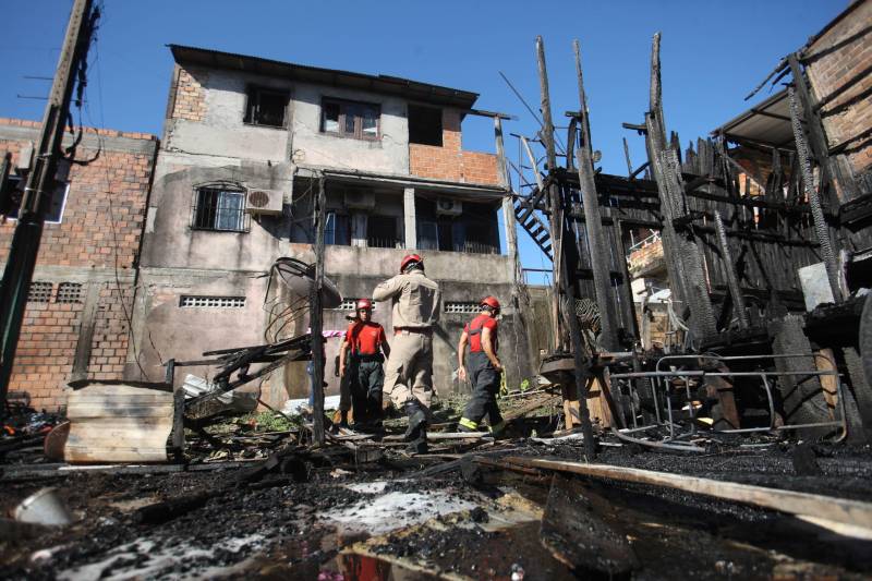 Equipes do Corpo de Bombeiros continuam o trabalho no local do incêndio que ocorreu nesta quinta-feira, 31, na passagem Serrão de Castro, próximo à avenida José Bonifácio, no bairro do Guamá, em Belém.
FOTO: MARCELO LELIS / AG. PARÁ
DATA: 01.06.2018
BELÉM - PARÁ <div class='credito_fotos'>Foto: Marcelo Lelis / Ag. Pará | <a href='/midias/2018/originais/3eafd21e-87a5-403e-b22e-16ac59da0e3e.jpg' download><i class='fa-solid fa-download'></i> Download</a></div>