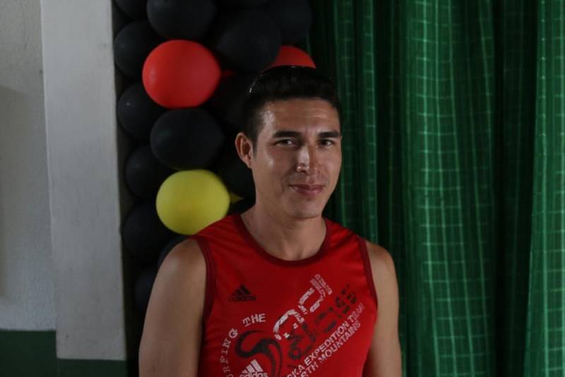 A educação no trânsito como instrumento para salvar vidas foi o tema da 23ª Semana da Cultura da Escola Lírios do Campo, localizada no Distrito de Icoaraci, em Belém. Para reforçar as ações já desenvolvidas na instituição, o Departamento de Trânsito do Estado do Pará (Detran), por meio da Coordenadoria de Educação (CED), levou à instituição nesta sexta-feira (09) diversas atividades lúdicas para crianças. Show de mágica com o tema trânsito, jogos infantis, demonstração aos pais sobre a utilização do etilômetro (equipamento para detectar ingestão de bebida alcoólica) e palestras sobre os cuidados que devem ser tomados com as crianças ao atravessar a rua foram algumas das atividades apresentadas na escola pela equipe do Detran. Na foto, Vanderson Martins.
FOTO: DANILO CASTRO / ASCOM DETRAN
DATA: 09.11.2018
BELÉM - PARÁ <div class='credito_fotos'>Foto: DANILO CASTRO / ASDECOM DETRAN | <a href='/midias/2018/originais/3ec40f67-48c5-4f3a-a2c2-82a2233d71e4.jpg' download><i class='fa-solid fa-download'></i> Download</a></div>
