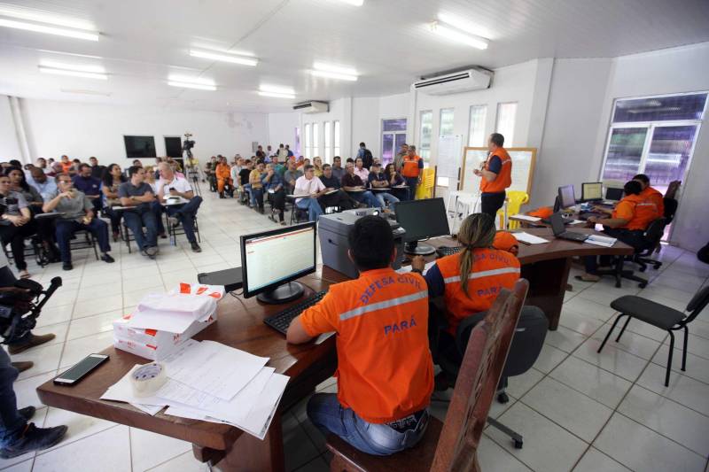 O Governador do Pará, Simão Jatene, esteve durante esta sexta-feira (13) no município de Paragominas. Além de visitar as áreas afetadas pela enxurrada que ocorreu na madrugada da quinta-feira (12), ele conversou com moradores atingidos, reuniu com autoridades municipais, secretários de estado, com o Corpo de Bombeiros e a Defesa Civil para traçar as metas e ações a serem cumpridas para restabelecer a normalidade na cidade. A forte enxurrada, que durou toda a madrugada, alagou cerca de 40% da cidade e atingiu 350 famílias. Até o momento, 13 locais foram adequados para funcionar como abrigo, entre escolas, associações, ginásios, entre outros, para receber desabrigados e desalojados.

FOTO: SIDNEY OLIVEIRA / AG. PARÁ
DATA: 13.04.2018
PARAGOMINAS - PARÁ <div class='credito_fotos'>Foto: Sidney Oliveira/Ag. Pará   |   <a href='/midias/2018/originais/3ec7faee-b932-4a1b-8fc3-04ce05ddbcd7.jpg' download><i class='fa-solid fa-download'></i> Download</a></div>