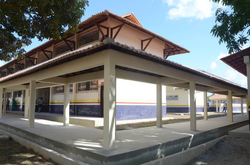 Após obras de reforma e ampliação, a Escola Estadual de Ensino Fundamental e Médio Maria das Mercês de Oliveira Conor (foto), no município de Castanhal, foi entregue à população pela Secretaria de Estado de Educação (Seduc), na última quinta-feira (27). "Estamos entregando a escola completamente reformada e ampliada, desde os laboratórios e cantina, até as salas de aula. Temos a expectativa de que a comunidade abrace a escola, a oportunidade de ter melhoria no local de trabalho e, principalmente, consiga oportunizar qualidade de ensino a todos os estudantes da escola. É um grande avanço e uma grande conquista. Tenho certeza de que todos estão muito felizes com a nova escola”, disse o secretário adjunto de Ensino, José Roberto Silva.

FOTO: RAI PONTES / ASCOM SEDUC
DATA: 27.12.2018
CASTANHAL - PARÁ
 <div class='credito_fotos'>Foto: Rai Pontes/Ascom Seduc   |   <a href='/midias/2018/originais/3ed551b0-a16c-4f5d-b9ba-7410af74b727.jpg' download><i class='fa-solid fa-download'></i> Download</a></div>