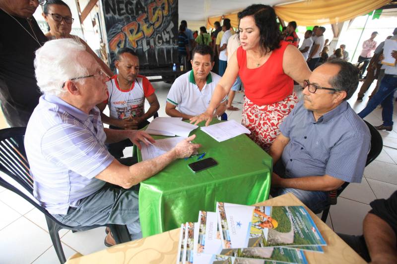 Fica no Pará a cidade que é conhecida como a capital mundial do açaí. Igarapé-Miri, no Baixo Tocantins, localizada a cerca de 78 quilômetros de Belém, respira e vive do fruto que está na mesa do paraense há gerações. Com o desafio de transformar essa meca da produção açaizeira em uma potência industrial, o governo do Estado colocou o município na rota da Caravana Pará 2030 (foto), para apresentar aos empresários e produtores locais os benefícios de fazer parte do programa que traça novos horizontes e mercados para o açaí nosso de todo dia. Na última passagem da caravana por Igarapé-Miri, no mês passado, pelo menos sete empresas que hoje extraem a polpa do açaí buscaram informações junto à Secretaria de Estado de Desenvolvimento Econômico, Mineração e Energia (Sedeme) para saber mais sobre o programa de incentivos fiscais cujo objetivo é estimular a verticalização da produção. No município, três já são incentivadas: Amazon Palmitos Ltda., Nutrilatino Indústria e Comércio de Exportação e Importação Ltda. e Bony Açaí. As empresas que aderem ao programa recebem incentivo fiscal de até 95% e, em contrapartida, se comprometem a colocar no mercado produtos de maior valor agregado. “Precisamos deixar de ser um Estado meramente exportador de açaí in natura ou em polpa para nos tornarmos também um expoente na indústria. Hoje, grande parte do nosso fruto sai do Pará para ser industrializado em outros Estados. Ao trazer esse processo para cá, estaremos gerando empregos locais e promovendo o desenvolvimento”, defende o titular da Sedeme, Adnan Demachki.
FOTO: RODOLFO OLIVEIRA / AG. PARÁ
DATA: 16.03.2018
IGARAPÉ - MIRI - PARÁ <div class='credito_fotos'>Foto: Rodolfo Oliveira/Ag. Pará | <a href='/midias/2018/originais/3ed7633a-2f90-46b4-a3d7-1a6360623b12.jpg' download><i class='fa-solid fa-download'></i> Download</a></div>