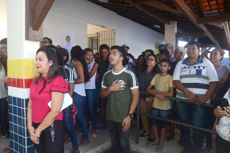 O Governo do Estado entregou, nesta quarta-feira (13), a obra da Escola Estadual de Ensino Fundamental e Médio Professora Consuelo Coelho de Souza (foto), localizada em Ananindeua.  A entrega à comunidade  foi presidida pela Secretária de Estado  de Educação, Ana Claudia Serruya Hage, que representou o Governador Simão Jatene. O evento reuniu os secretários adjuntos da Seduc, educadores, estudantes e  pessoas da comunidade 40 Horas. A escola foi integralmente reformada, ganhou três novas salas de aula e outros ambientes necessários ao funcionamento da administração e de atividades pedagógicas. Estão matriculados 785  alunos, sendo 230 alunos do Ensino Fundamental Maior e 555 do Ensino Médio. As aulas serão ministradas nos três turnos; duas turmas vão atender alunos  do Projeto Mundiar. A obra faz parte do Programa de Melhoria da Qualidade e Expansão da Educação Básica; foram investidos R$ 2,339 milhões de reais, oriundos do financiamento obtido pelo Governo do Estado junto ao Banco Interamericano de Desenvolvimento (BID).

FOTO: ELISEU DIAS / ASCOM SEDUC
DATA: 13.06.2018
BELÉM - PARÁ <div class='credito_fotos'>Foto: Eliseu Dias / Ascom Seduc   |   <a href='/midias/2018/originais/3eddfb4b-0fe5-43b8-8950-f56b9424fc78.jpg' download><i class='fa-solid fa-download'></i> Download</a></div>