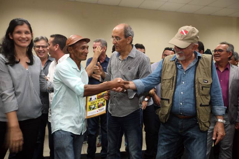 O Governador do Estado, Simão Jatene, também entregou para a região mais de 90 viaturas (foto) , 65 caminhonetes e 27 carros utilitários (pálios weekend), com destaque para duas da patrulha rural e uma para ronda escolar específica para Marabá. O Secretário de Estado de Segurança Pública, Luiz Fernandes, ressaltou que os veículos vão substituir a frota nas regiões sul e sudeste. “Surgiu uma demanda do policiamento rural, e já uma semana depois, por determinação do governador, já trouxemos as viaturas e já temos o policiamento disponível para fazer esse patrulhamento, que vai iniciar na região sudeste, mas se estenderá para a região sul e nordeste do estado. Hoje estamos substituindo toda a frota de veículos da região sul e sudeste, além disso o governador determinou onde tiver policiamento vai ter uma viatura, e já foi apresentado para a região os novos policiais que tomaram posse, nós não temos mais nenhum município sem delegado”, pontuou. Outras conquistas citada pelo Secretário da SEGUP foi o aumento do Núcleo de Apoio à Investigação e a criação de um conselho regional para acompanhar as ações de segurança pública.
FOTO: SIDNEY OLIVEIRA / AG. PARÁ
DATA: 06.04.2018
MARABÁ - PARÁ <div class='credito_fotos'>Foto: Sidney Oliveira/Ag. Pará | <a href='/midias/2018/originais/3edf09e1-7ee7-40e2-8098-e03641d21f44.jpg' download><i class='fa-solid fa-download'></i> Download</a></div>