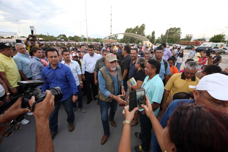 O Governador do Estado, Simão Jatene, também entregou para a região mais de 90 viaturas (foto) , 65 caminhonetes e 27 carros utilitários (pálios weekend), com destaque para duas da patrulha rural e uma para ronda escolar específica para Marabá. O Secretário de Estado de Segurança Pública, Luiz Fernandes, ressaltou que os veículos vão substituir a frota nas regiões sul e sudeste. “Surgiu uma demanda do policiamento rural, e já uma semana depois, por determinação do governador, já trouxemos as viaturas e já temos o policiamento disponível para fazer esse patrulhamento, que vai iniciar na região sudeste, mas se estenderá para a região sul e nordeste do estado. Hoje estamos substituindo toda a frota de veículos da região sul e sudeste, além disso o governador determinou onde tiver policiamento vai ter uma viatura, e já foi apresentado para a região os novos policiais que tomaram posse, nós não temos mais nenhum município sem delegado”, pontuou. Outras conquistas citada pelo Secretário da SEGUP foi o aumento do Núcleo de Apoio à Investigação e a criação de um conselho regional para acompanhar as ações de segurança pública.
FOTO: SIDNEY OLIVEIRA / AG. PARÁ
DATA: 06.04.2018
MARABÁ - PARÁ <div class='credito_fotos'>Foto: Sidney Oliveira/Ag. Pará | <a href='/midias/2018/originais/3ef0bd41-ea2b-41ea-a04f-7eb8020faf4c.jpg' download><i class='fa-solid fa-download'></i> Download</a></div>