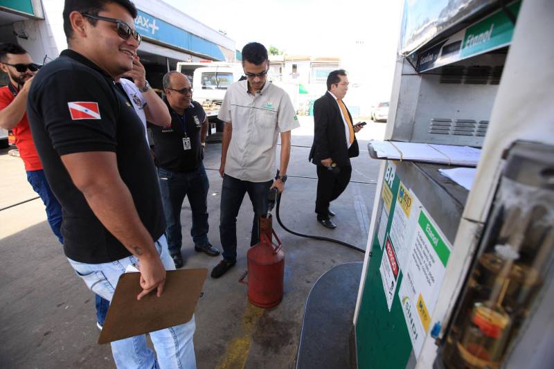 A Diretoria de Proteção e Defesa do Consumidor ( Procon) da Secretaria de Estado de Justiça e Direitos Humanos ( Sejudh) está nas ruas desde a última quinta-feira (24) averiguando a comercialização nos postos de combustíveis na Região Metropolitana de Belém.
FOTO: MÁCIO FERREIRA / AG. PARÁ
DATA: 25.05.2018
BELÉM - PARÁ <div class='credito_fotos'>Foto: MÁCIO FERREIRA/ AG. PARÁ | <a href='/midias/2018/originais/3ef99e5b-a8c4-4f9c-b00e-7f403a732297.jpg' download><i class='fa-solid fa-download'></i> Download</a></div>