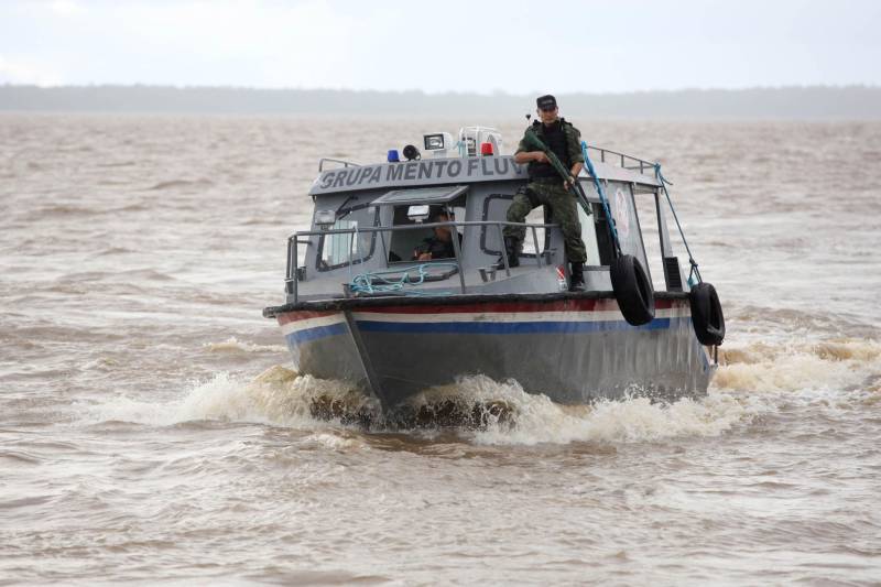 Lancha da Companhia de Policiamento Fluvial em plena baia do Guajará, próximo a capital Belém. Que realiza o policiamento ostensivo nos rios do Estado e atende comunidades ribeirinhas através de projetos sociais.
FOTO: CARLOS SODRÉ / AG. PARÁ
DATA: 27.04.2018
BELÉM - PARÁ <div class='credito_fotos'>Foto: Marcelo Lelis / Ag. Pará | <a href='/midias/2018/originais/3f02784c-08fa-47ab-b5e1-ea1bceedc628.jpg' download><i class='fa-solid fa-download'></i> Download</a></div>