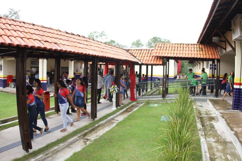 Um painel, no pátio da Escola Estadual de Ensino Médio Ruth Guimarães Ferreira, no distrito de Murinim, em Benevides, mostra 16 alunos da unidade aprovados nos últimos vestibulares. Desses, 12 irão estudar na Universidade Federal do Pará (UFPA). São os primeiros resultados de um processo que começou há nove meses, quando a escola entrou em reforma e ampliação. A nova “Ruth Guimarães Ferreira” foi entregue oficialmente nesta segunda-feira, 26, pelo governador Simão Jatene. Reformada e ampliada, a escola tem agora seis salas de aula; quatro laboratórios (multiuso, multidisciplinar, informática e de leitura); cozinha; refeitório e dispensa; quadra poliesportiva, vestiários feminino e masculino; área de convivência; sala para Atendimento Educacional Especializado (AEE) e acessos para pessoas com deficiência. Espaços de sobra para seus 892 alunos, distribuídos em três turnos do Ensino Médio. A obra custou R$ 2,446 milhões.
FOTO: CRISTINO MARTINS / AG. PARÁ
DATA: 26.03.2018
BENEVIDES - PARÁ <div class='credito_fotos'>Foto: Cristino Martins/Ag. Pará | <a href='/midias/2018/originais/3f02a495-1291-4bc8-bb18-820b77f2bb90.jpg' download><i class='fa-solid fa-download'></i> Download</a></div>