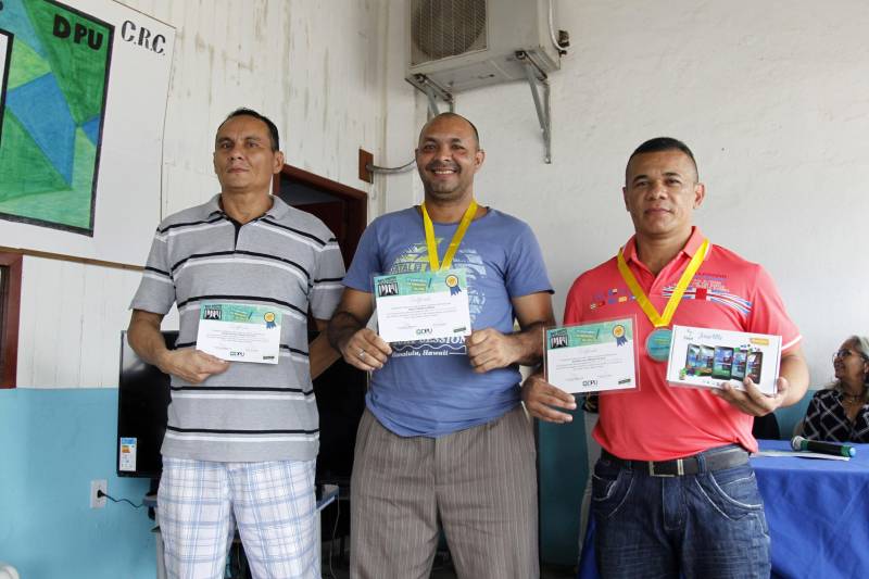 A Superintendência do Sistema Penitenciário do Estado (Susipe) realizou nesta quinta-feira, 10, a premiação do 3º Concurso de Redação realizado pela Defensoria Pública da União (DPU), com o apoio do Departamento Penitenciário Nacional (Depen), e que teve como tema "Mais direitos, menos grades". O evento teve por objetivo a certificação dos internos custodiados no Centro de Recuperação do Coqueiro (CRC), que conquistaram os três primeiros lugares de todo o Brasil.
FOTO: AKIRA ONUMA / ASCOM SUSIPE
DATA: 10.05.2018
BELÉM - PARÁ <div class='credito_fotos'>Foto: Akira Onuma / Ascom Susipe | <a href='/midias/2018/originais/3f10d9b0-1ba9-4cf3-a583-285b6fa474f7.jpg' download><i class='fa-solid fa-download'></i> Download</a></div>