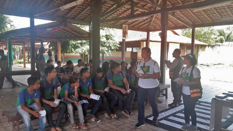 Exibição de vídeos educativos, palestras e demonstrações do uso do etilômetro, dispositivo conhecido popularmente como bafômetro, são algumas das atividades (foto) que estão sendo realizadas no município de Cametá, no Baixo Tocantins, pela equipe da Coordenadoria de Educação do Detran até o próximo sábado (8). Quase 500 estudantes e professores já receberam informações sobre trânsito seguro dentro do projeto denominado de Detran nas Escolas, iniciativa que visita um maior número possível de instituições de ensino para sensibilizar a comunidade acerca da importância do comportamento seguro no trânsito.

FOTO: ASCOM / DETRAN
DATA: 07.12.2018
CAMETÁ - PARÁ <div class='credito_fotos'>Foto: ASCOM DETRAN   |   <a href='/midias/2018/originais/3f12c6cd-02fd-4a98-9197-32526e3983d6.jpg' download><i class='fa-solid fa-download'></i> Download</a></div>