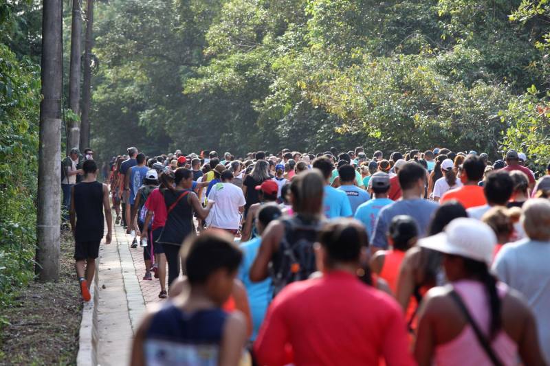 Uma reabertura feita a milhares de mãos. A fita inaugural colocada no inicio da trilha principal do Parque do Utinga foi rompida por mais de cinco mil pessoas ansiosas pelo inicio da caminhada, marcando o segundo dia da programação de reabertura do mais novo espaço paraense de lazer e interatividade com a natureza.
FOTO: SIDNEY OLIVEIRA / AG. PARÁ
DATA: 17.03.2018
BELÉM - PARÁ <div class='credito_fotos'>Foto: Sidney Oliveira/Ag. Pará | <a href='/midias/2018/originais/3f132ad9-87de-4aee-a39e-555bbfb86222.jpg' download><i class='fa-solid fa-download'></i> Download</a></div>